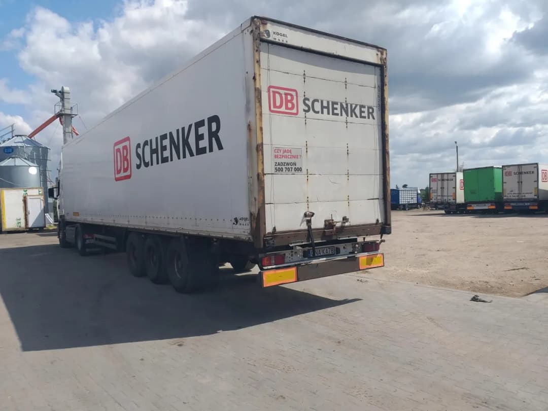 Koffer naczepa co to jest - poznaj jej zalety i zastosowania w transporcie