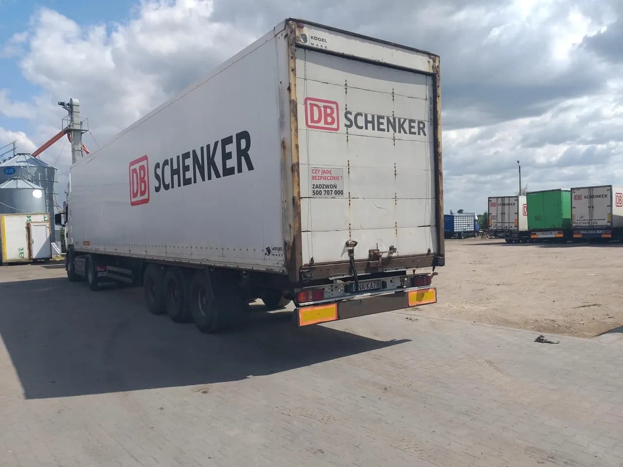 Koffer naczepa co to jest - poznaj jej zalety i zastosowania w transporcie