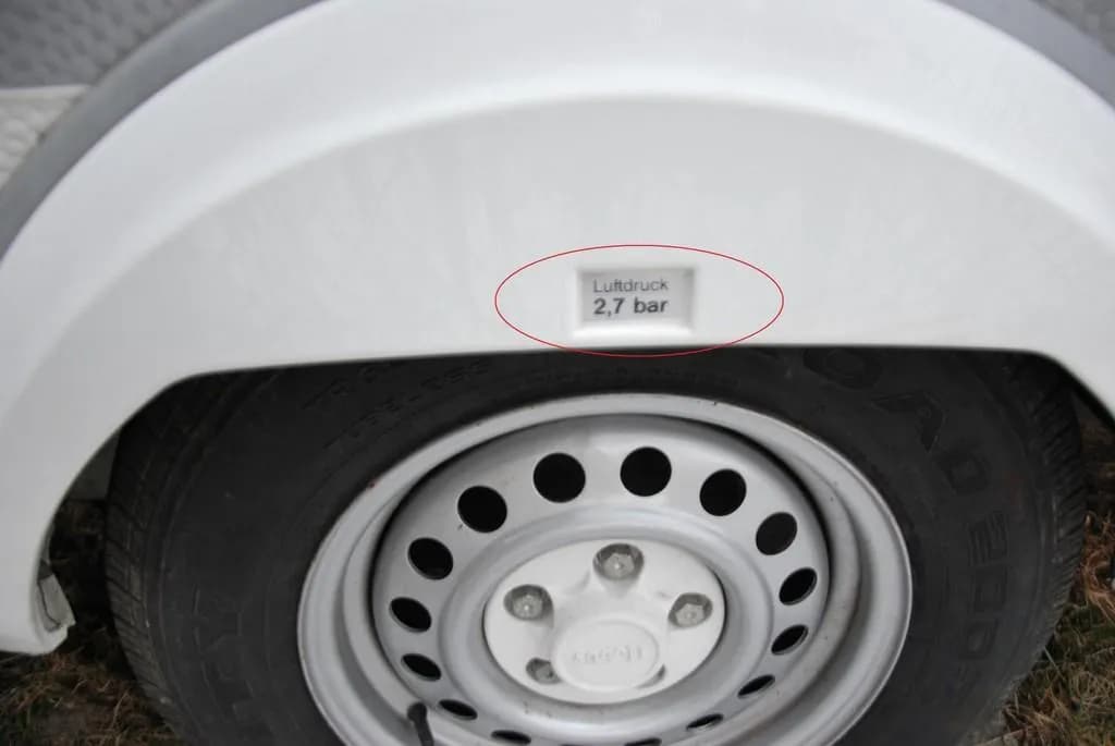 Jakie ciśnienie w oponach przyczepy kempingowej zapewni bezpieczeństwo?