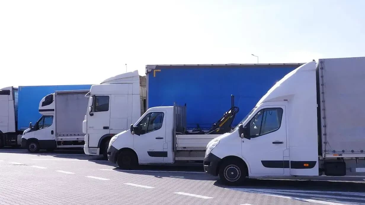 Czy w niedziele jest zakaz jazdy ciężarówkami? Sprawdź przepisy w Europie