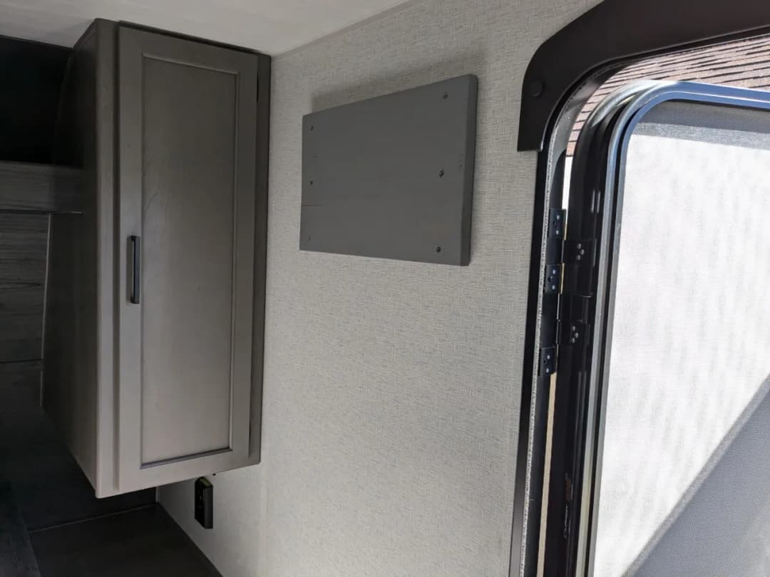 Jak podłączyć telewizor w przyczepie kempingowej bez problemów?